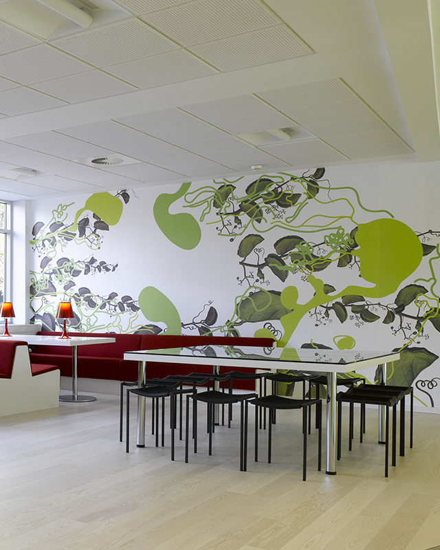a-modern-cafeteria-with-abstract-wallpaper-for-commercial-spaces-featuring-green-and-black-organic-patterns-alongside-red-seating-white-tables-and-black-chairs A modern cafeteria with Abstract Wallpaper for Commercial Spaces featuring green and black organic patterns, alongside red seating, white tables, and black chairs
