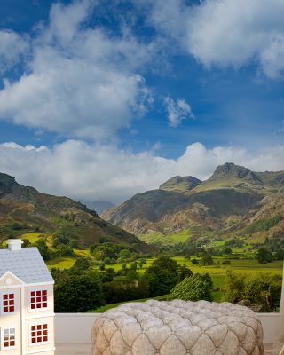Summer Valley Scenic Wallpaper