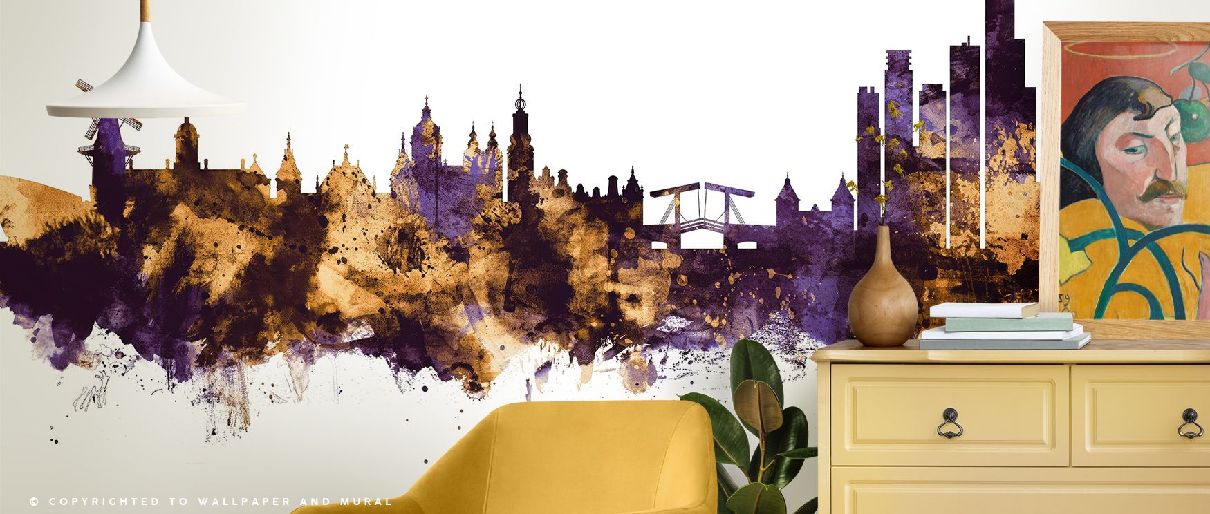 Within the Amsterdam Skyline Purple & Gold Wallpaper, towers and spires glow beneath soft reflections of twilight. The subtle interplay of color and texture creates elegant depth. It evokes the feeling of golden hour descending upon the city — calm, lumin